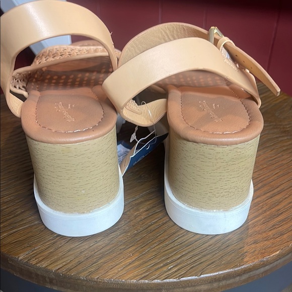 Universal Thread Tan and White Wedge Sandals - Picture 6 of 9